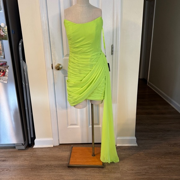 IEENA for Mac Duggal Lime Ruched Mini Dress Size 6 NWT - Picture 2 of 16